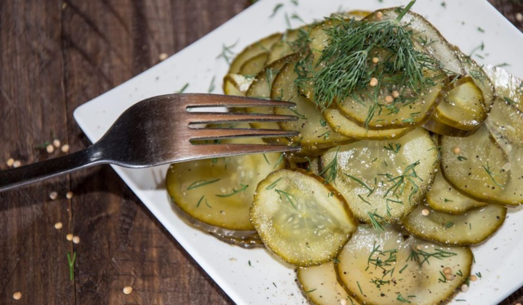 Připravte si salát jako v restauraci: nakládané okurky v hořčičné zálivce.